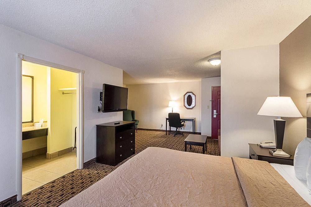 Coratel Plus Suites Wichita West Airport Exterior foto