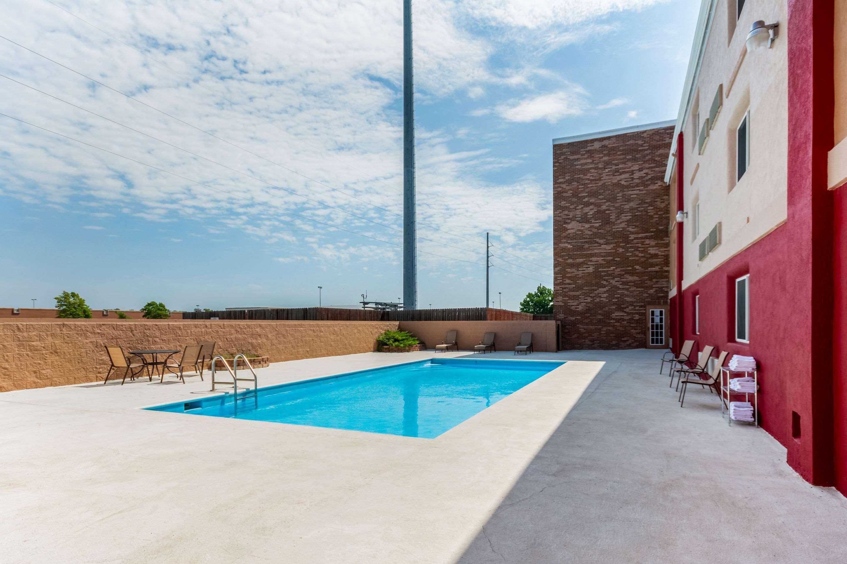 Coratel Plus Suites Wichita West Airport Exterior foto