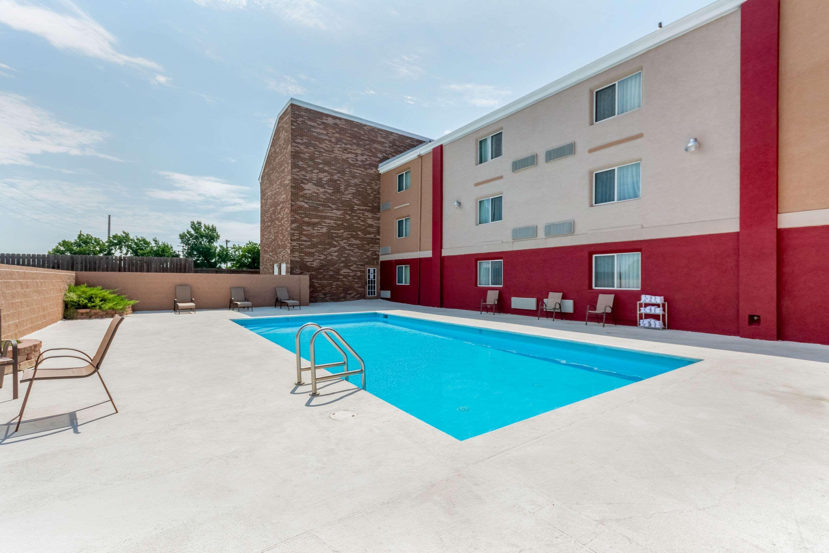 Coratel Plus Suites Wichita West Airport Exterior foto
